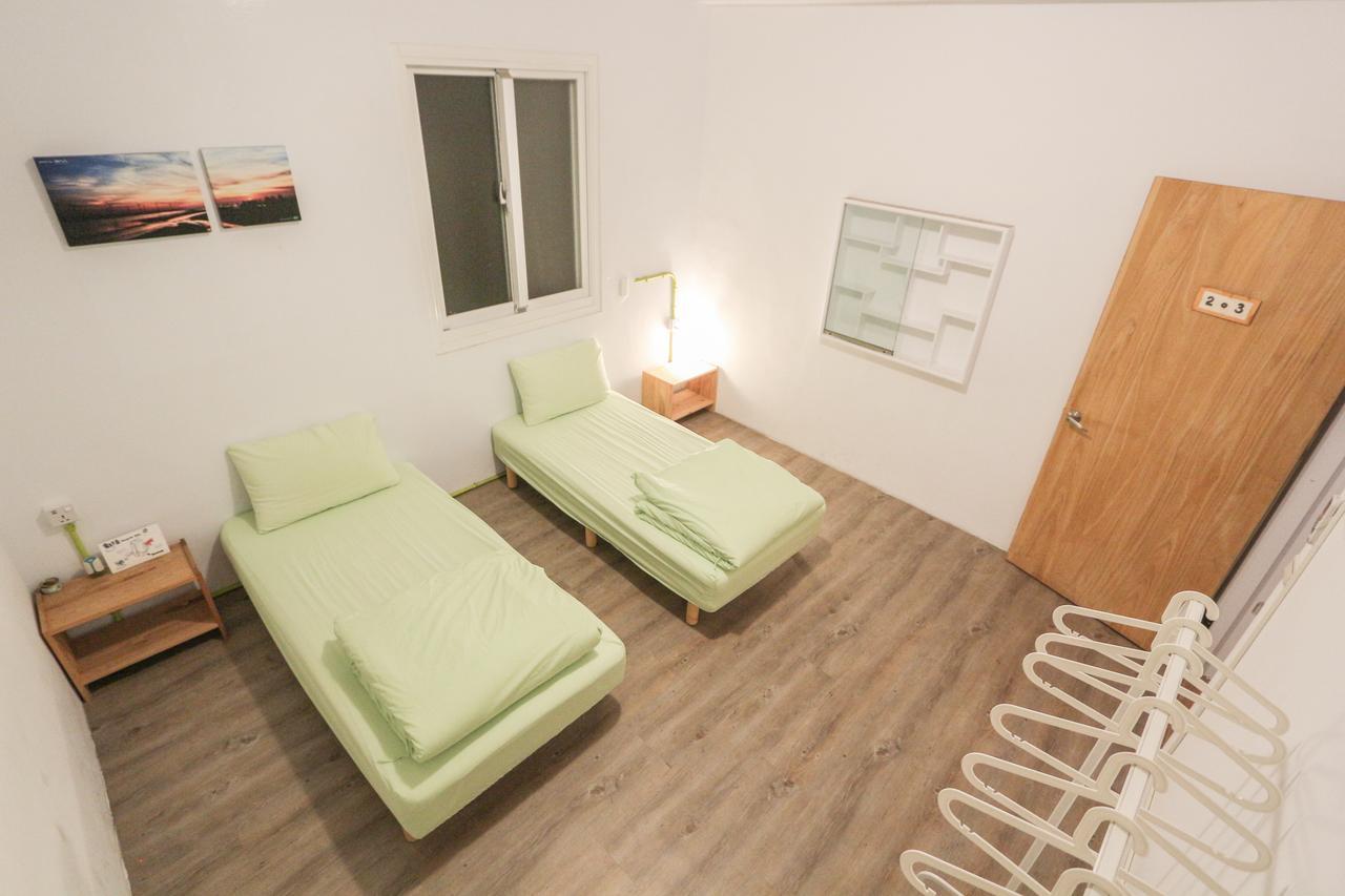 T-Life Hostel Тайчжун Экстерьер фото