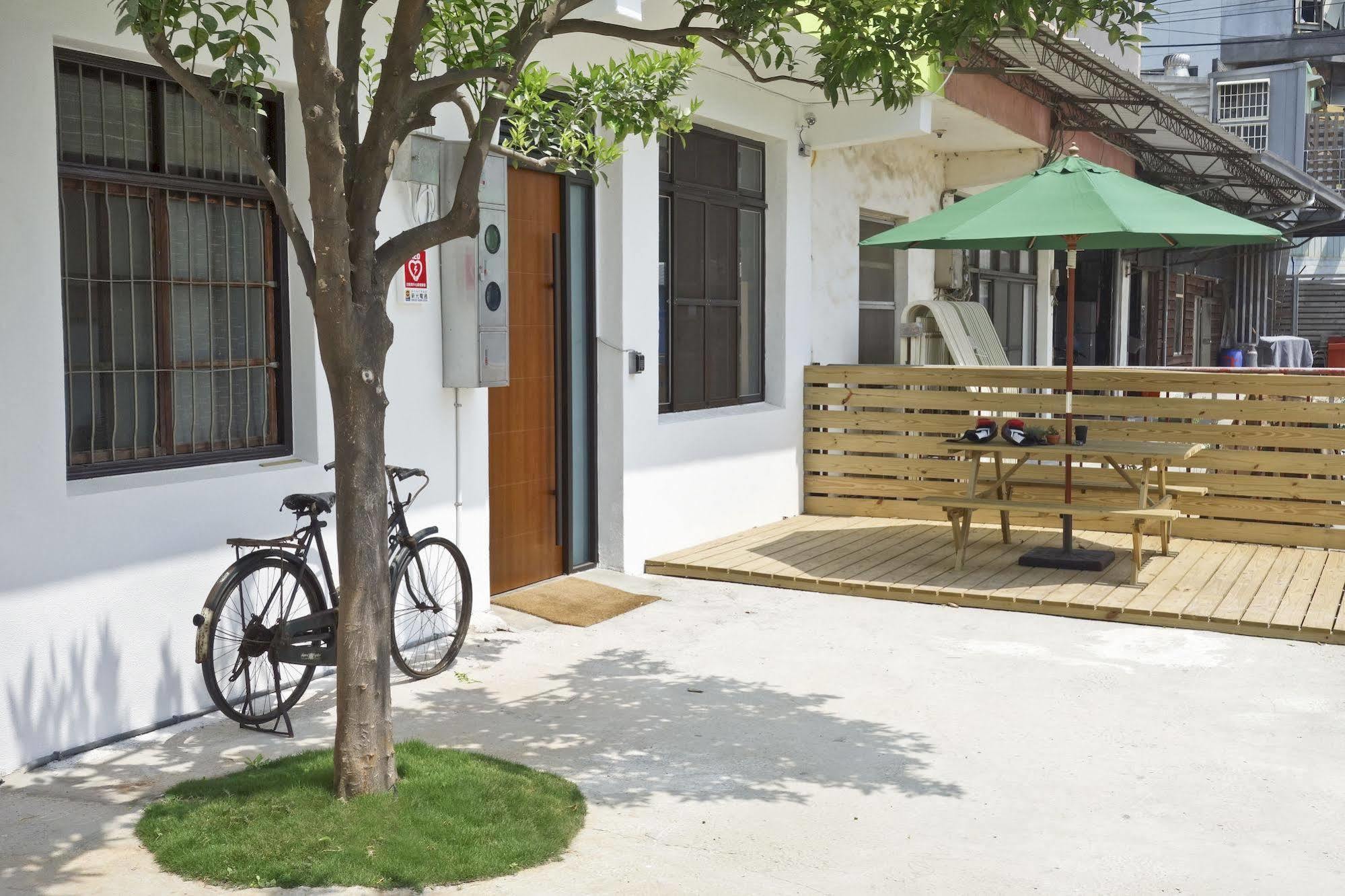 T-Life Hostel Тайчжун Экстерьер фото