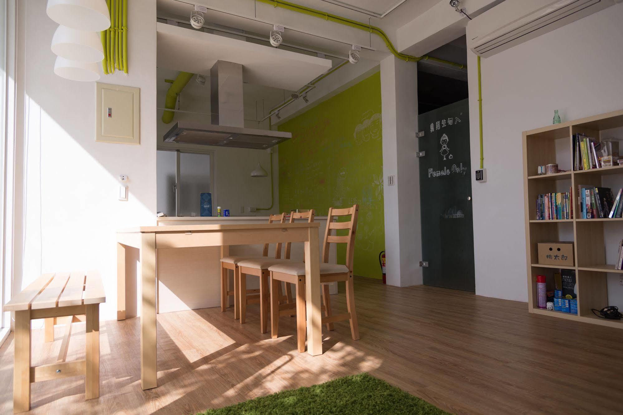 T-Life Hostel Тайчжун Экстерьер фото